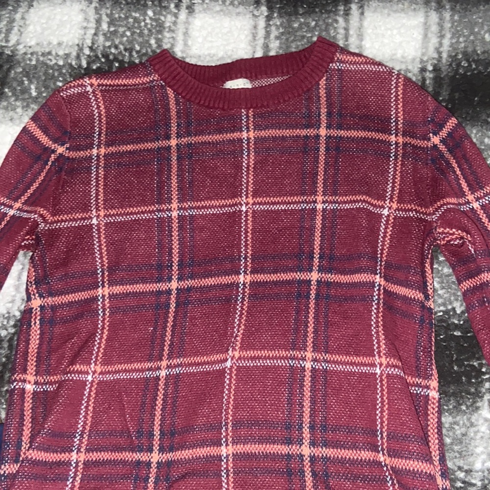 Burgundy sweater with square design pattern